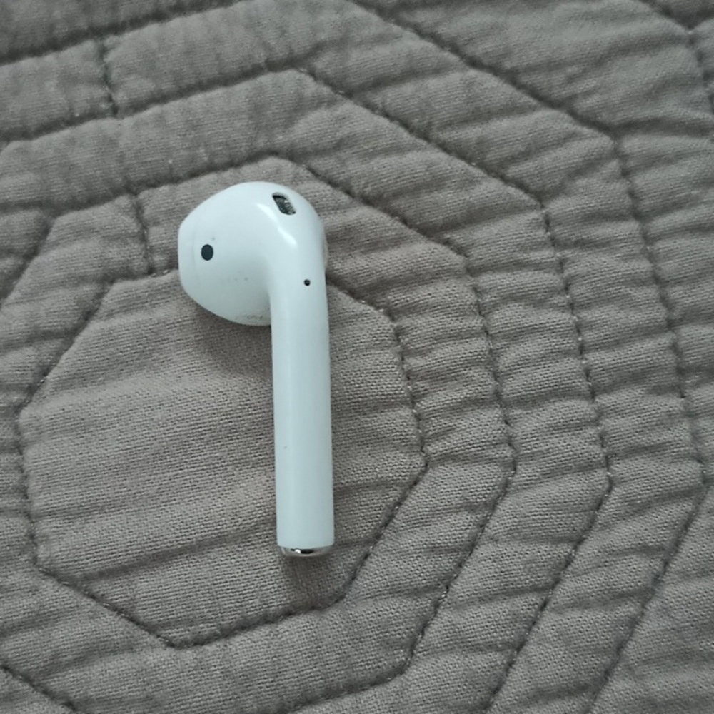 Single left Apple 2nd gen earbud, used,good working condition